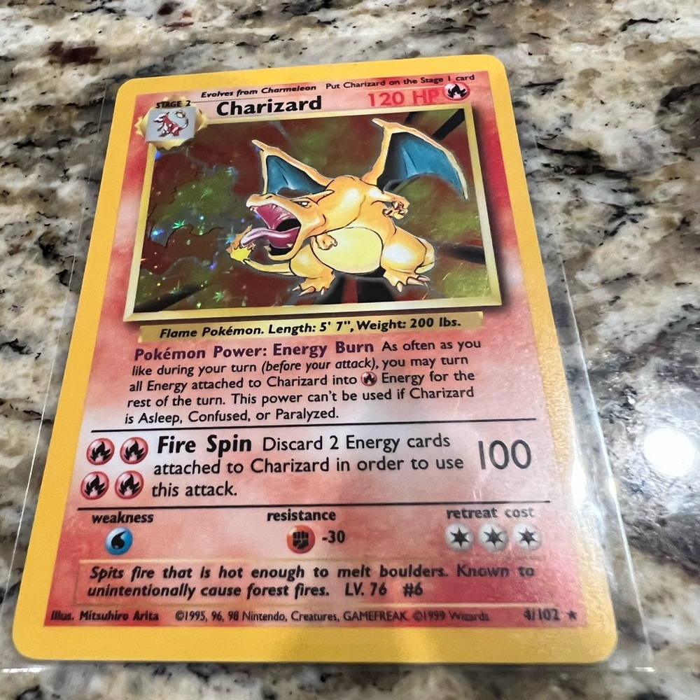 Holo Charizard - 4/102 - Pokémon Card